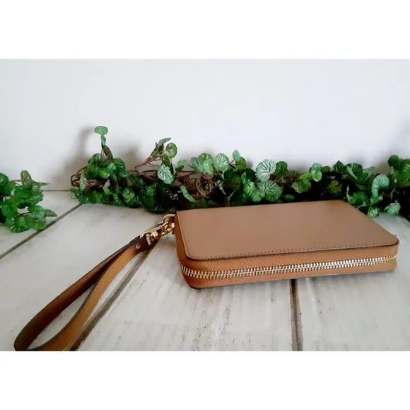 Michael Kors Multifunction Phone Wristlet/Wallet – Acorn - NWT - Picture 6 of 16